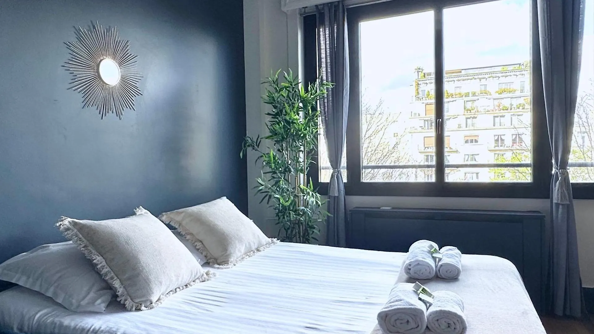 Stylish Apartment With A Balcony In Paris