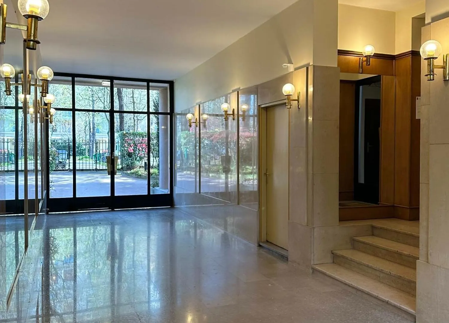 Stylish Apartment With A Balcony In Paryż