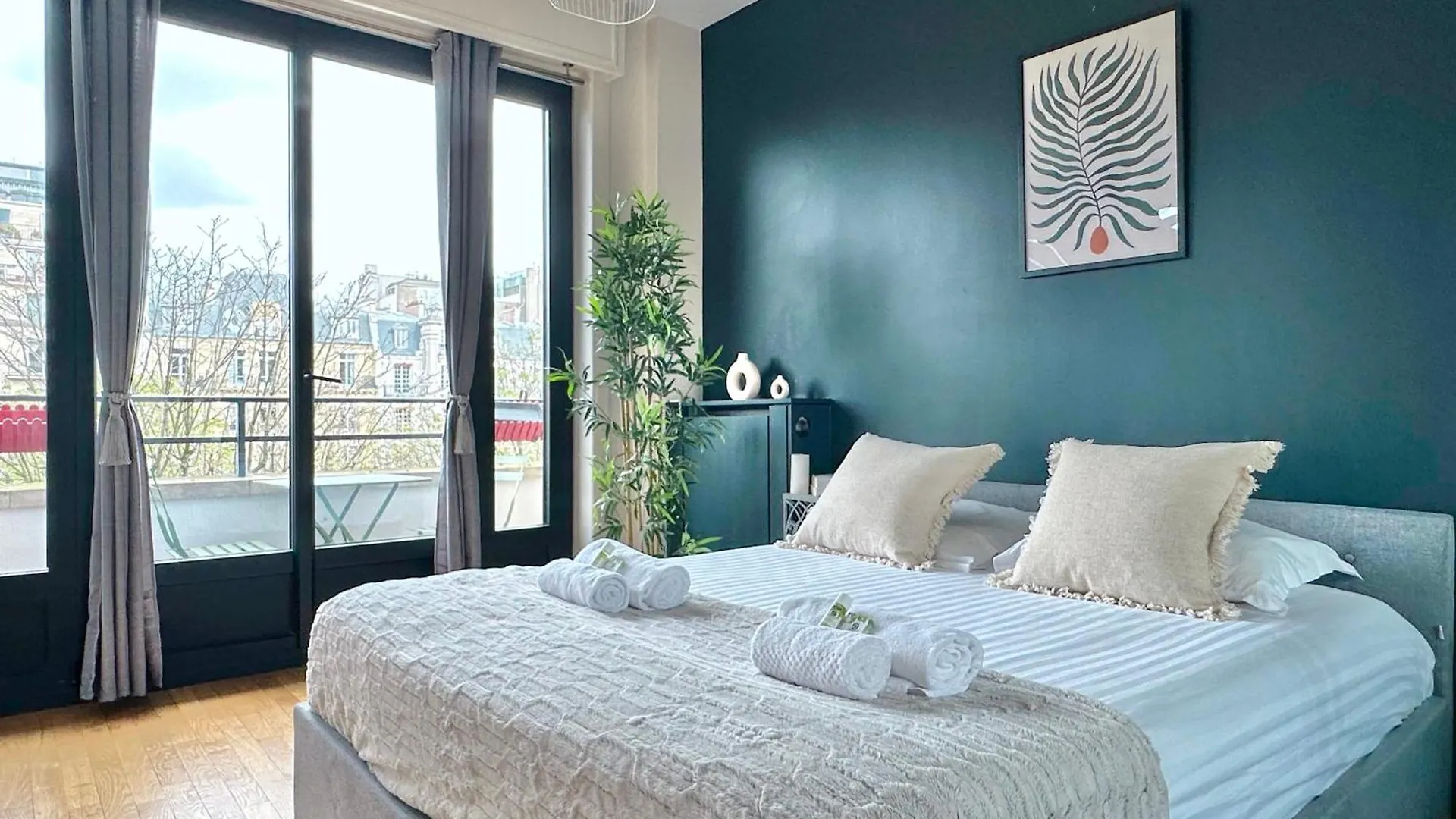 Stylish Apartment With A Balcony In Paryż