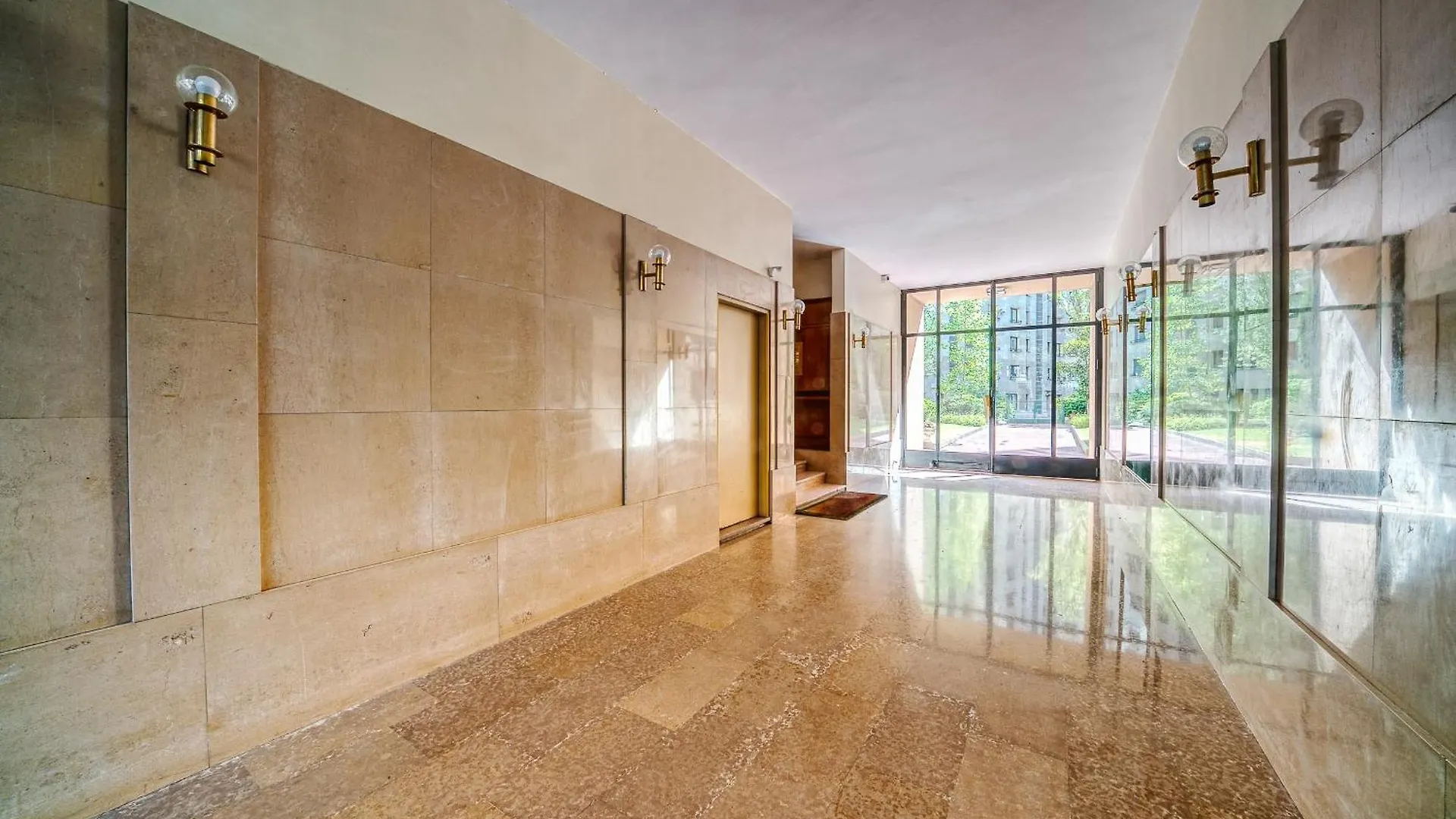 Stylish Apartment With A Balcony In Paryż Francja