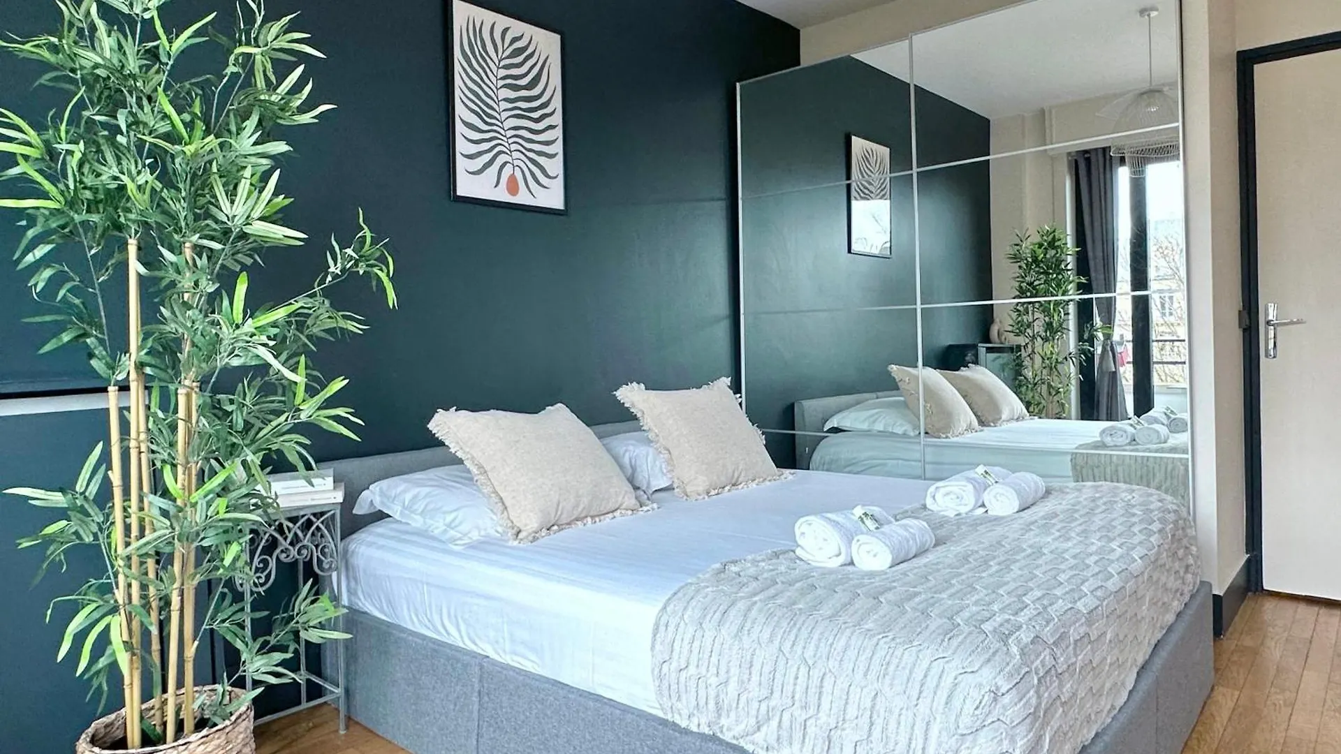 Stylish Apartment With A Balcony In Paryż Francja