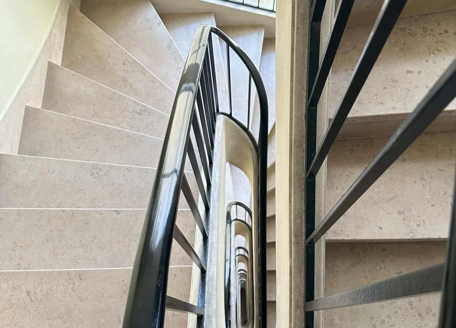 Stylish Apartment With A Balcony In Paryż
