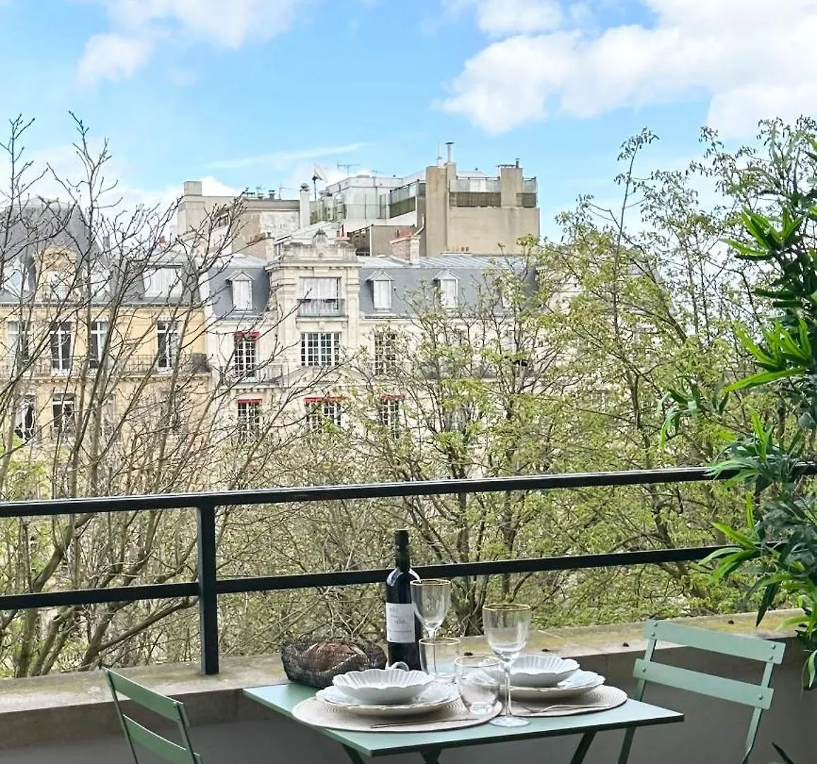 Stylish Apartment With A Balcony In Paris